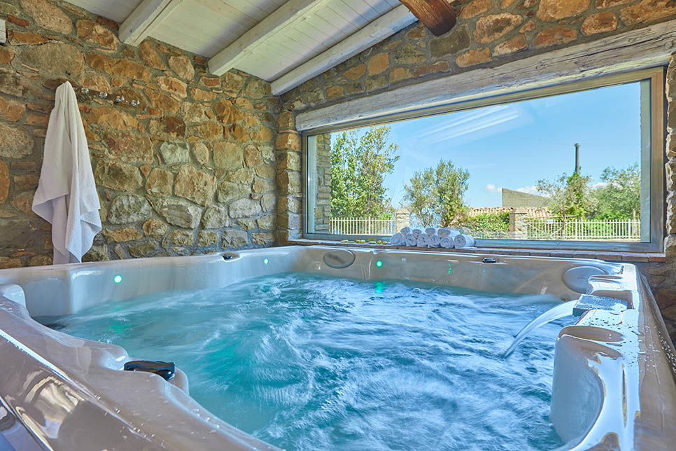 The private SPA Jacuzzi at Villa Geranio