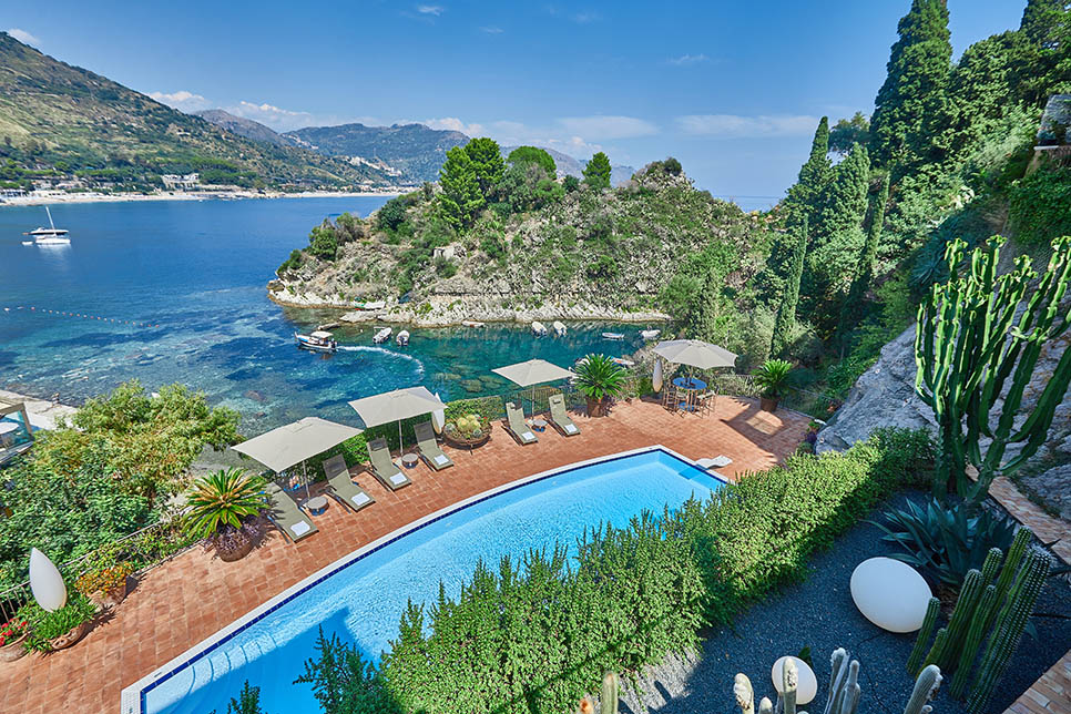 The pool area overlooking Baia delle Sirene.
