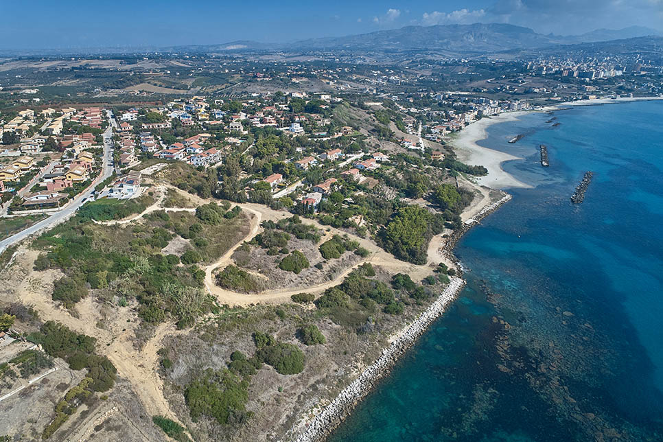 A bird's-eye view of Dedalo and the Sciacca coastline.