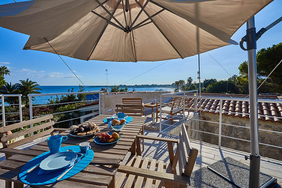 The roof terrace with sea view at Il Torrione