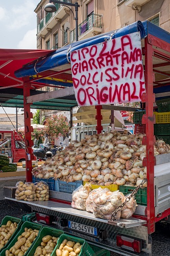 Original Giarratana onions in a market in Siracusa