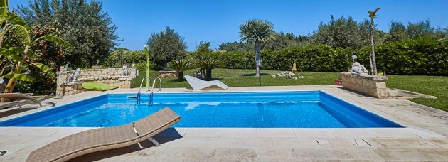 September holidays in Sicily: the image of a pool