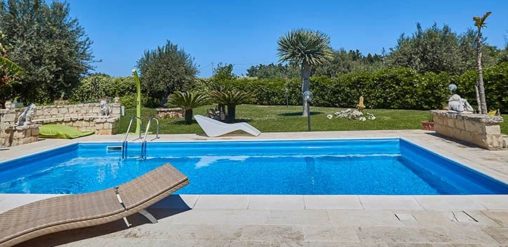 September holidays in Sicily: the image of a pool