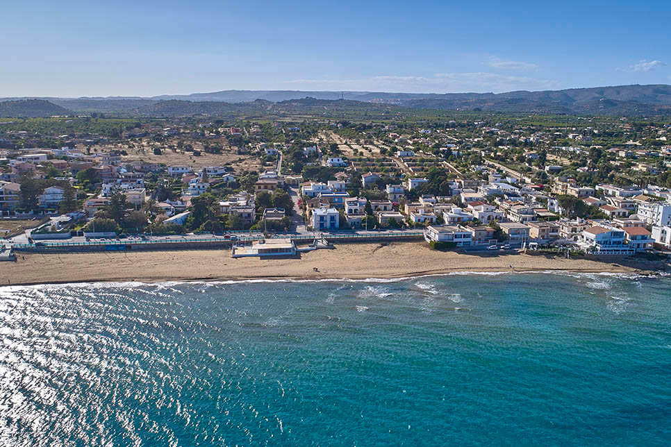 The sandy beach at 10 min walk from Casa del Carrubo, Noto