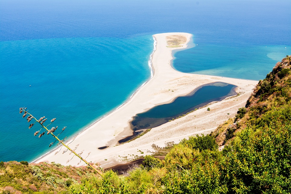 Marinello Lakes, the tongue of sand