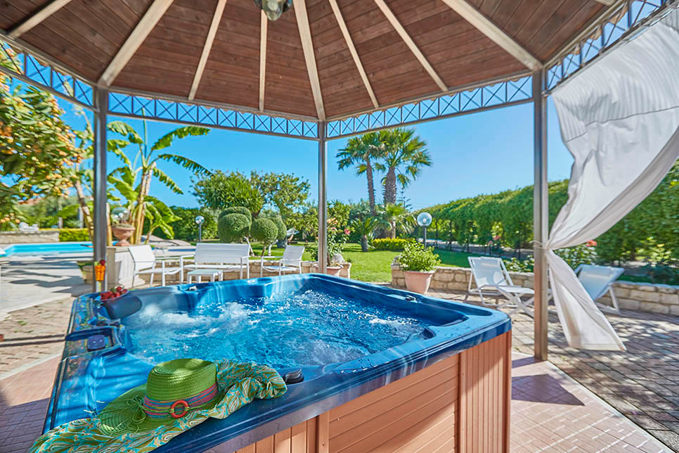 Casa del Carrubo, the private Jacuzzi