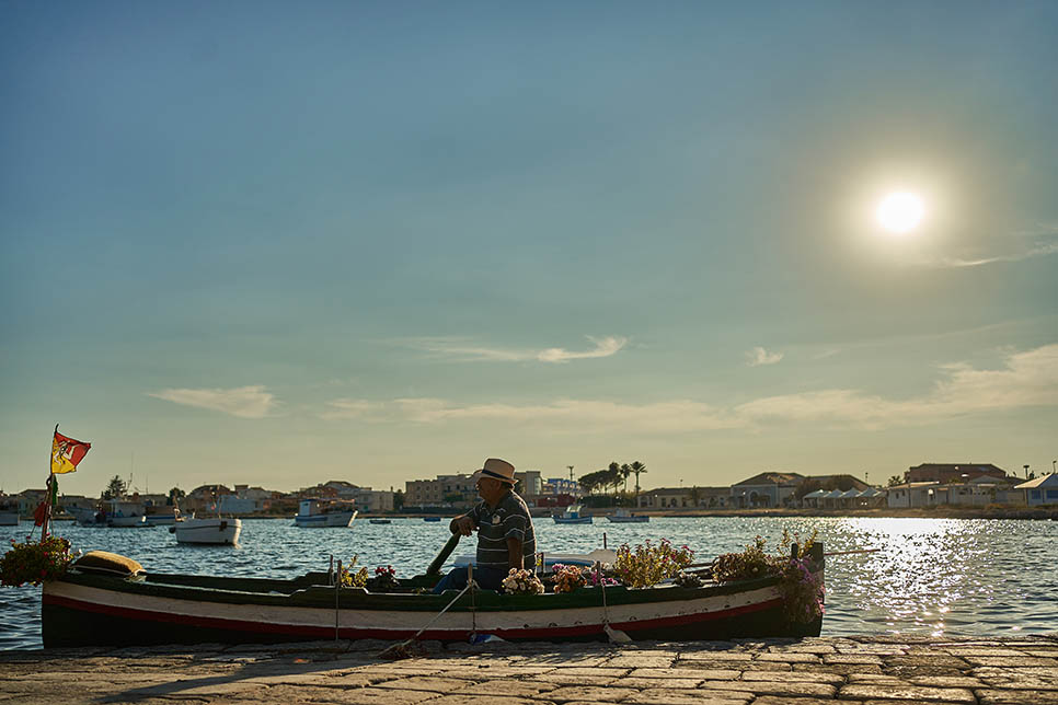 8_colorful_boat_in_marzamemi